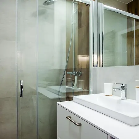 Shipyard - Free Private Parking *