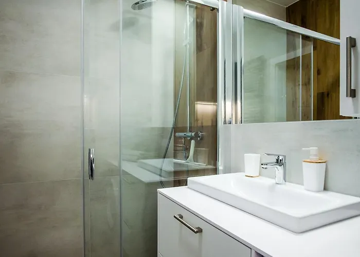 Shipyard - Free Private Parking *